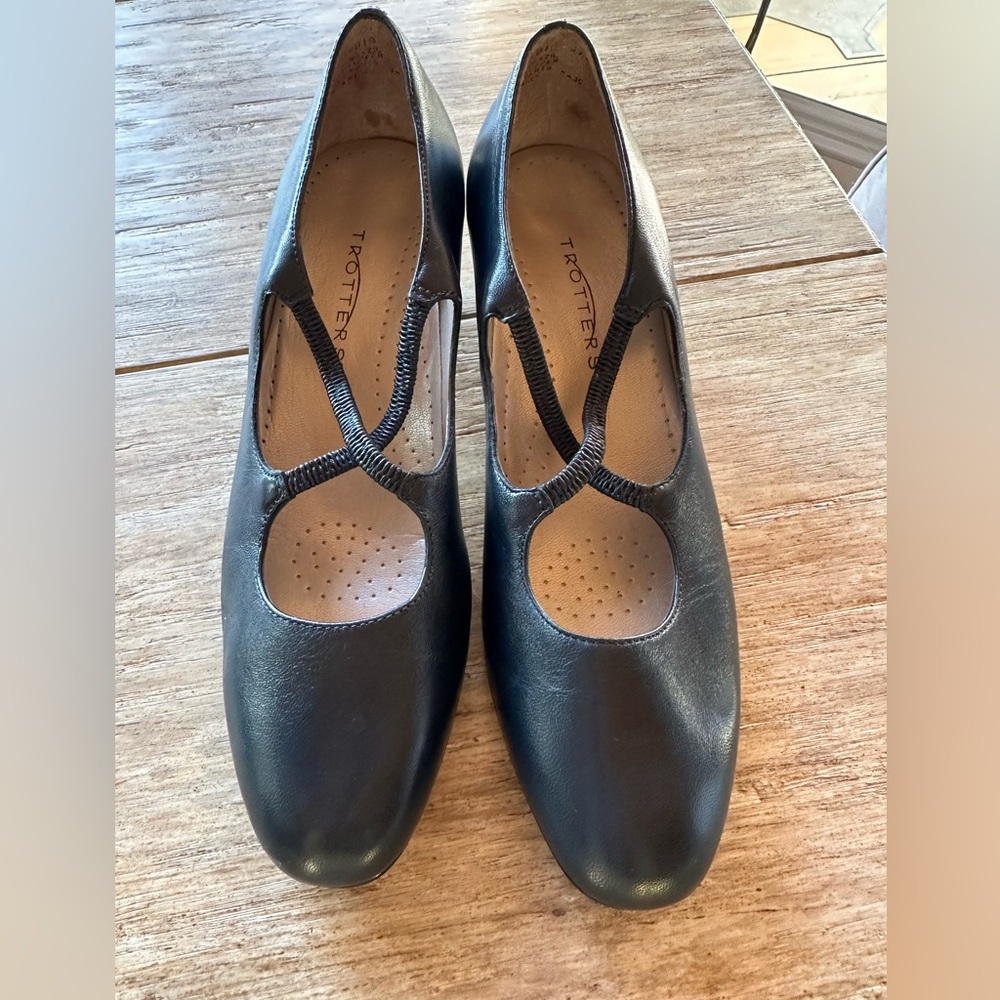 Woman’s trotter shoes.